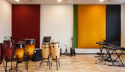 fraster, filt, felt cover, rumafskærmning, roomdivider, akustik, uld filt, inspiration, design, indretning, afskærmning, filtgardin, anne trolles skole